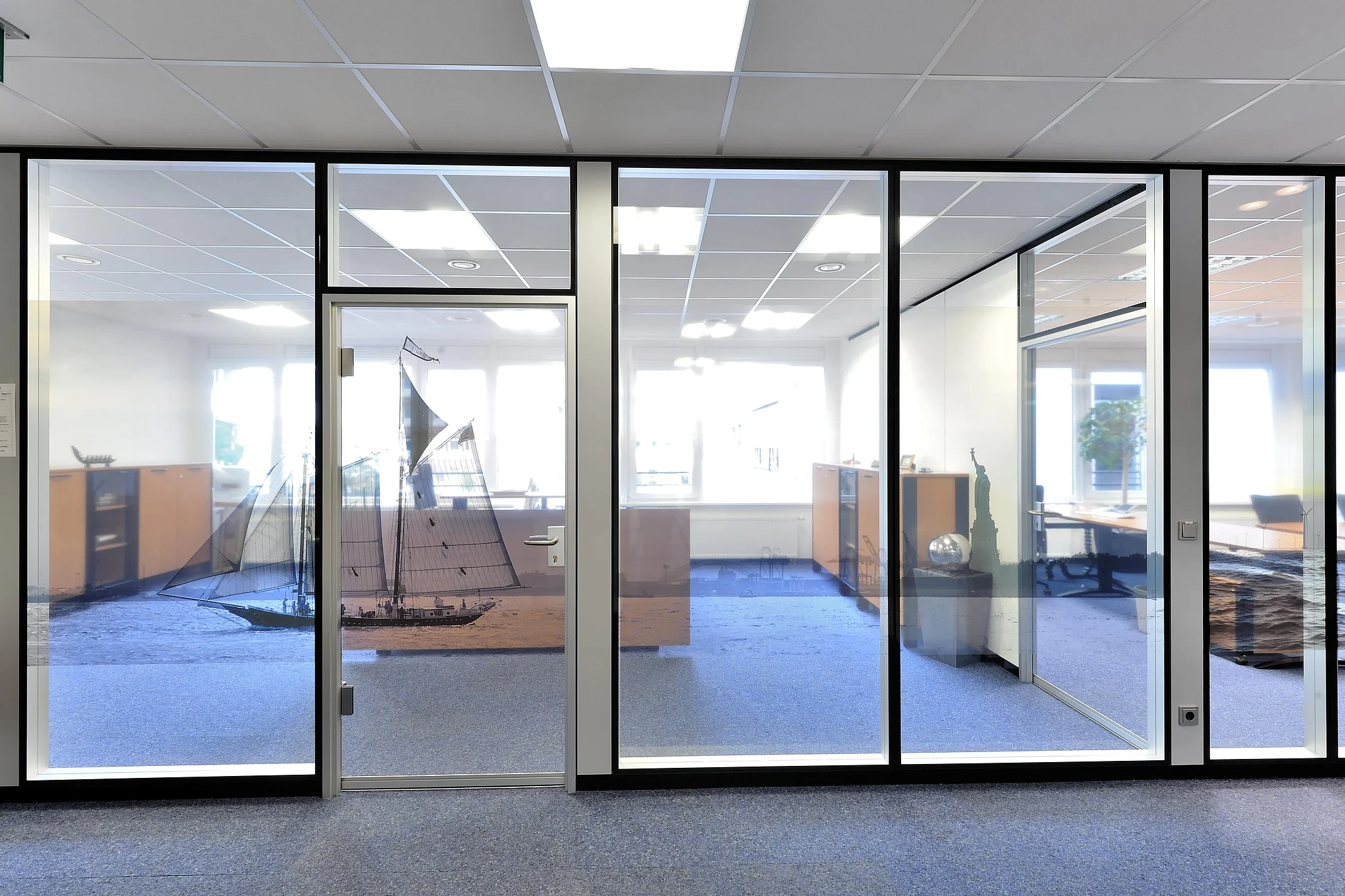 Ganzglastür mit individueller Dekorfolie