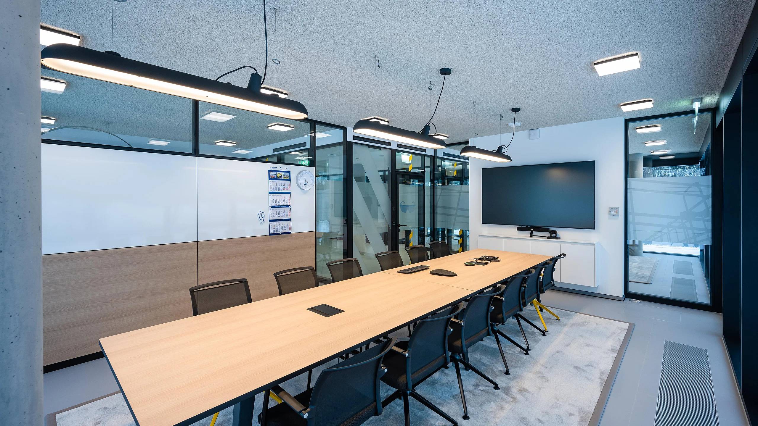 Besprechungsräume mit Möblierung, Trennwand mit Akustikelementen und Whiteboads