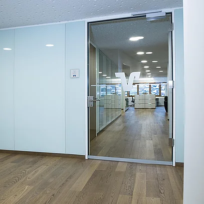 Solid-wall system with all-glass smoke-proof door