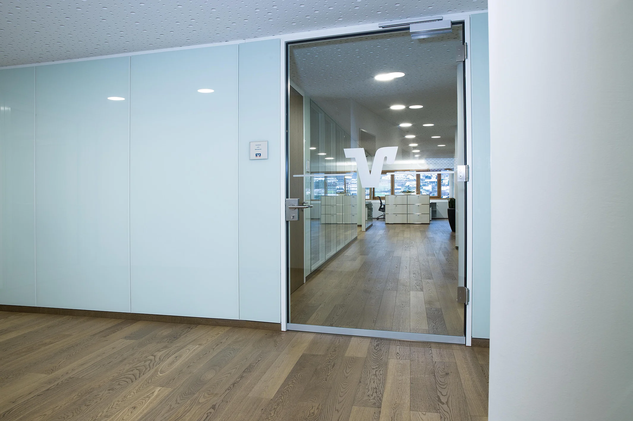 Solid-wall system with all-glass smoke-proof door